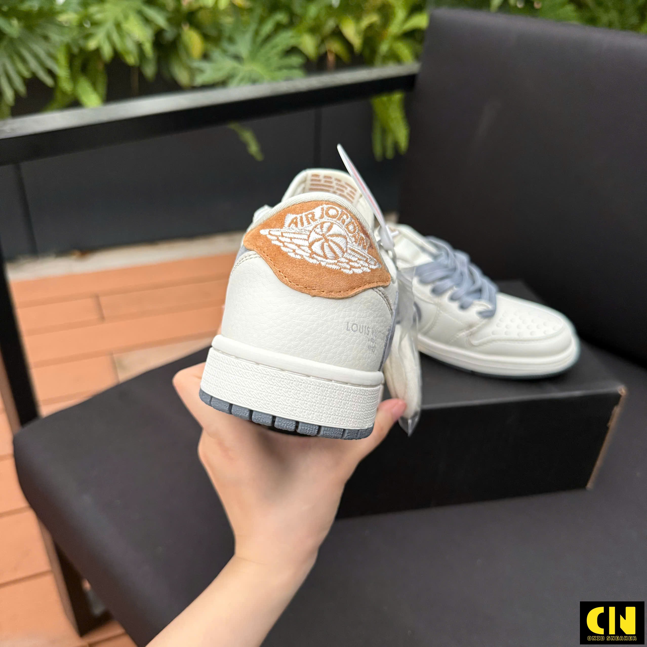 Giày Jordan 1 X Travis Scott X Lv White Grey Trắng Xám Gót Nâu Giày Jordan 1 x Travis Scott x LV White Grey Trắng Xám Gót Nâu