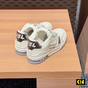 Giay Luxury Louis Vuitton Lv Trainer 54 Trang Xam Dap Noi Giày Luxury Louis Vuitton LV Trainer 54 Trắng Xám Dập Nổi