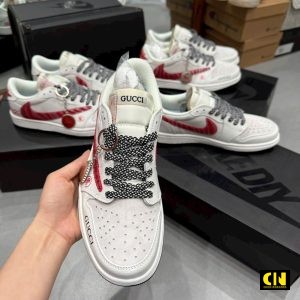 Giay Nike Jordan 1 Low Travis Scott Gucci Trang Do Got Theu Giày Nike Jordan 1 Low Travis Scott Gucci Trắng Đỏ Gót Thêu