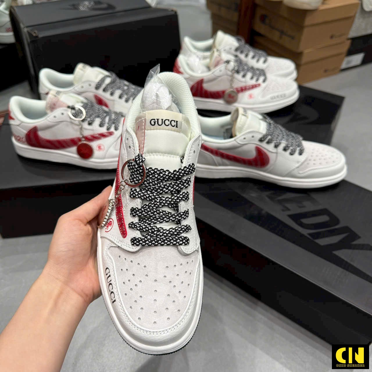 Giày Nike Jordan 1 Low Travis Scott Gucci Trắng Đỏ Gót Thêu Giày Nike Jordan 1 Low Travis Scott Gucci Trắng Đỏ Gót Thêu