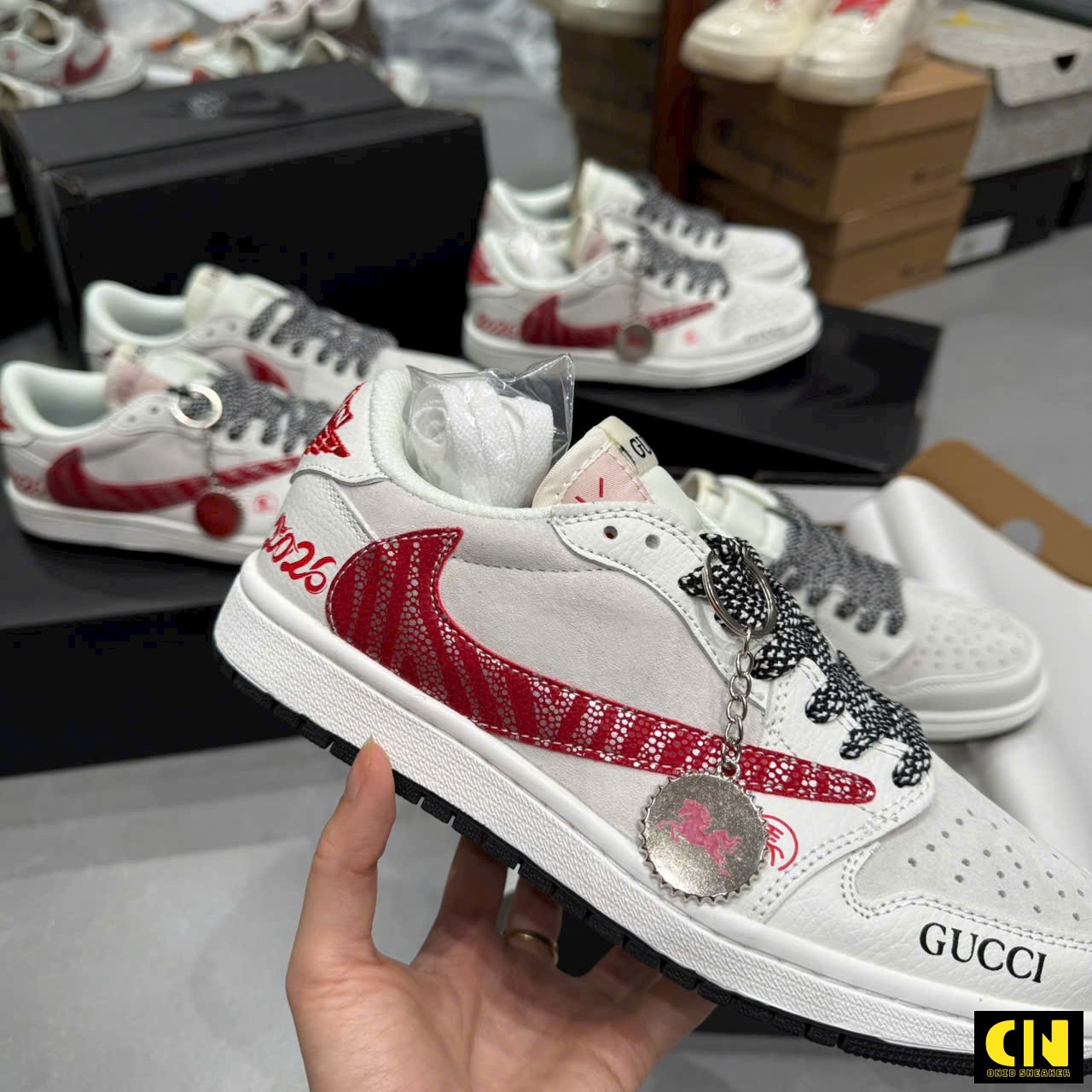 Giày Nike Travis Scott Gucci Trắng Kem Phối Đỏ Giày Nike Travis Scott Gucci Trắng Kem Phối Đỏ