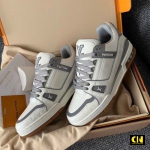 Giay Sneaker Louis Vuitton Lv Trainer Trang Xam Tag Gau Teddy Giày Sneaker Louis Vuitton LV Trainer Trắng Xám Tag Gấu Teddy