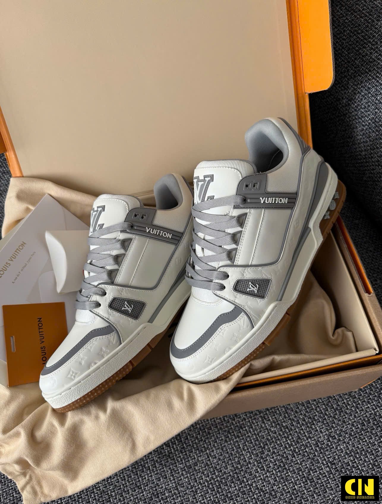 Giày Sneaker Louis Vuitton Lv Trainer Trắng Xám Tag Gấu Teddy Giày Sneaker Louis Vuitton LV Trainer Trắng Xám Tag Gấu Teddy
