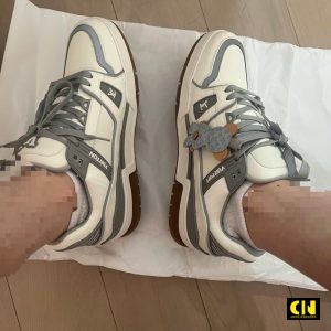 Giay Sneaker Louis Vuitton Lv Trainer White Grey Hang Cao Cap Giày Sneaker Louis Vuitton LV Trainer White Grey Hàng Cao Cấp