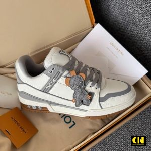 Giay Sneaker Nam Nu Louis Vuitton Lv Trainer Trang Vien Xam Gau Giày Sneaker Nam Nữ Louis Vuitton LV Trainer Trắng Viền Xám Gấu
