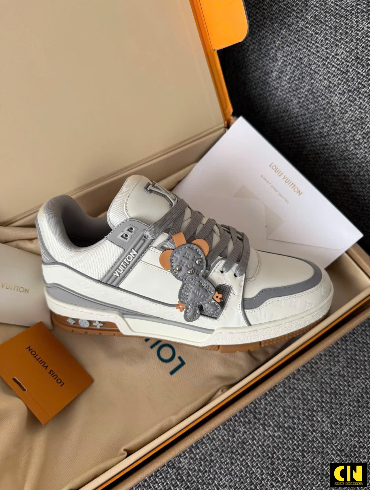 Giày Sneaker Nam Nữ Louis Vuitton Lv Trainer Trắng Viền Xám Gấu Giày Sneaker Nam Nữ Louis Vuitton LV Trainer Trắng Viền Xám Gấu