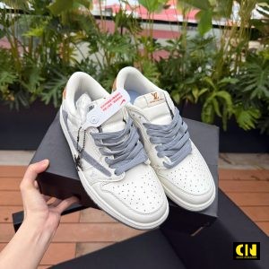 Giay Sneaker Nike Air Jordan 1 Low Travis Scott Lv Kem Moc Khoa Kim Loai Logo Lv Giày Sneaker Nike Air Jordan 1 Low Travis Scott LV Kèm Móc Khóa Kim Loại Logo LV