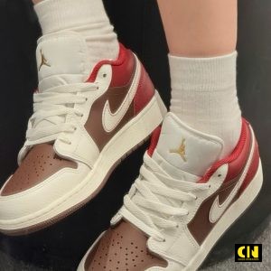 Giay Sneaker Nike Jordan 1 Low Se Sail Cacao Burgundy Giày Sneaker Nike Jordan 1 Low SE Sail Cacao Burgundy