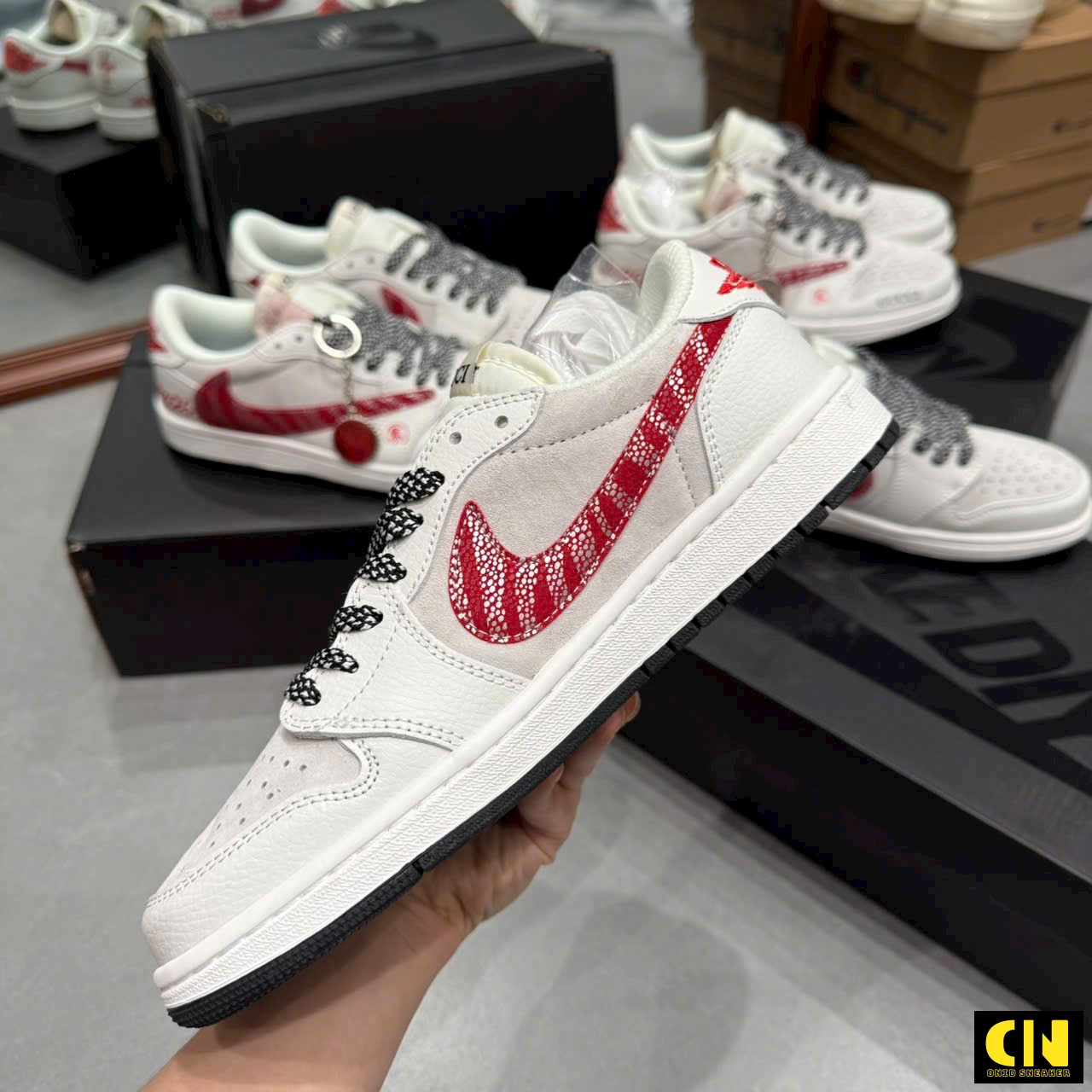 Giày Sneaker Nike Jordan 1 Low Travis Scott Gucci Trắng Đỏ Giày Sneaker Nike Jordan 1 Low Travis Scott Gucci Trắng Đỏ