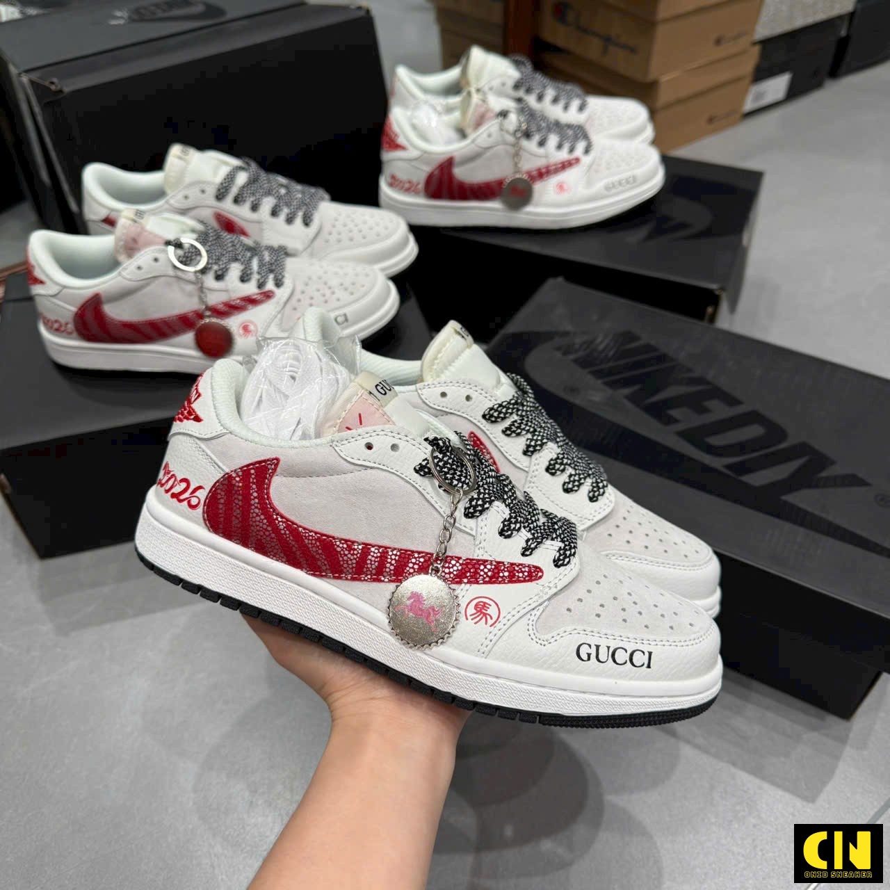 Giày Sneaker Nike Jordan 1 Low Travis Scott Gucci Trắng Phối Đỏ Giày Sneaker Nike Jordan 1 Low Travis Scott Gucci Trắng Phối Đỏ