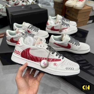 Giay Sneaker Nike Jordan 1 Low Travis Scott Kem Tag Kim Loai Hinh Ngua Tet Giày Sneaker Nike Jordan 1 Low Travis Scott Kèm Tag Kim Loại Hình Ngựa Tết