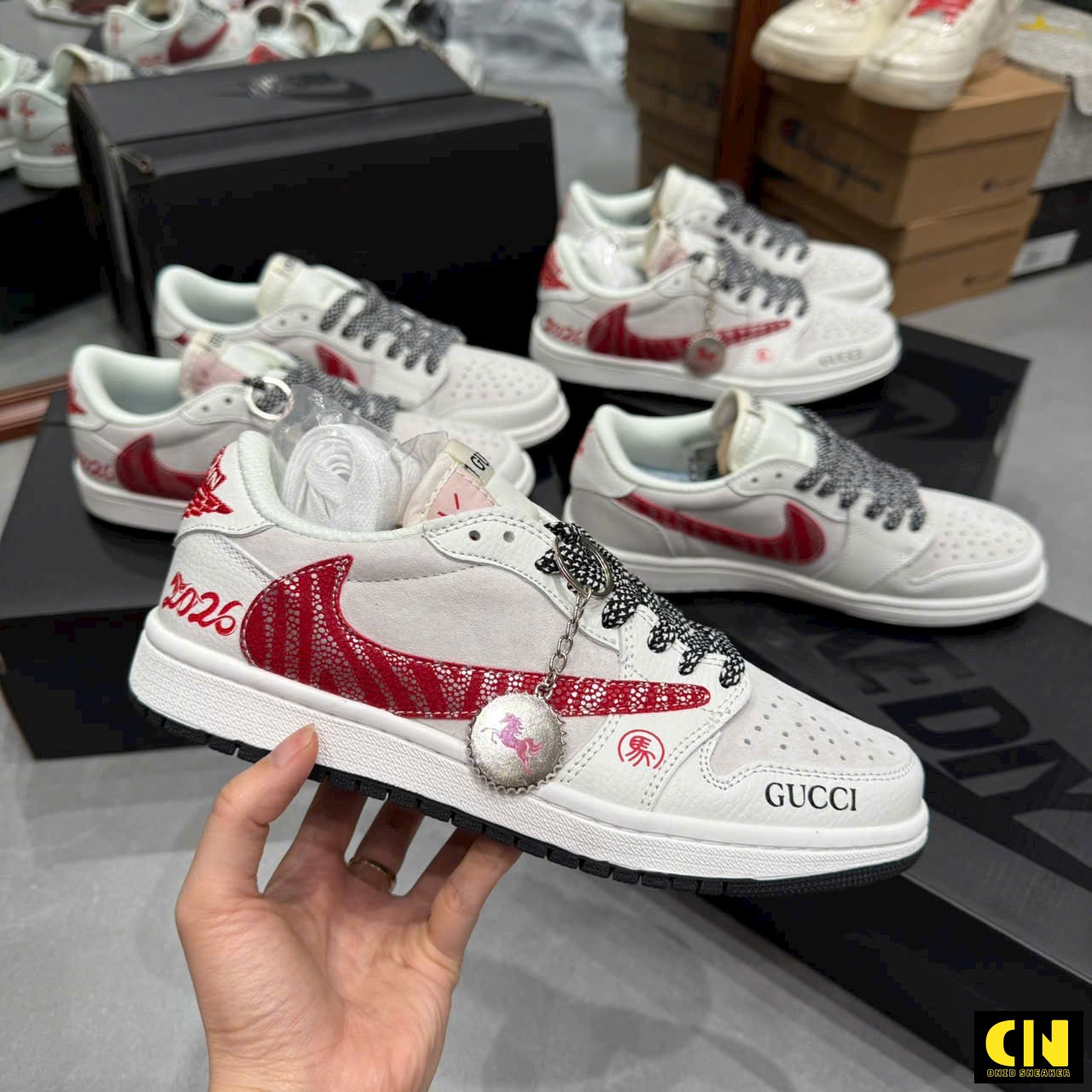Giày Sneaker Nike Jordan 1 Low Travis Scott Kèm Tag Kim Loại Hình Ngựa Tết Giày Sneaker Nike Jordan 1 Low Travis Scott Kèm Tag Kim Loại Hình Ngựa Tết