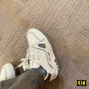 Giay The Thao Co Thap Louis Vuitton Lv Trainer 54 Trang Xam Dap Noi Giày Thể Thao Cổ Thấp Louis Vuitton LV Trainer 54 Trắng Xám Dập Nổi