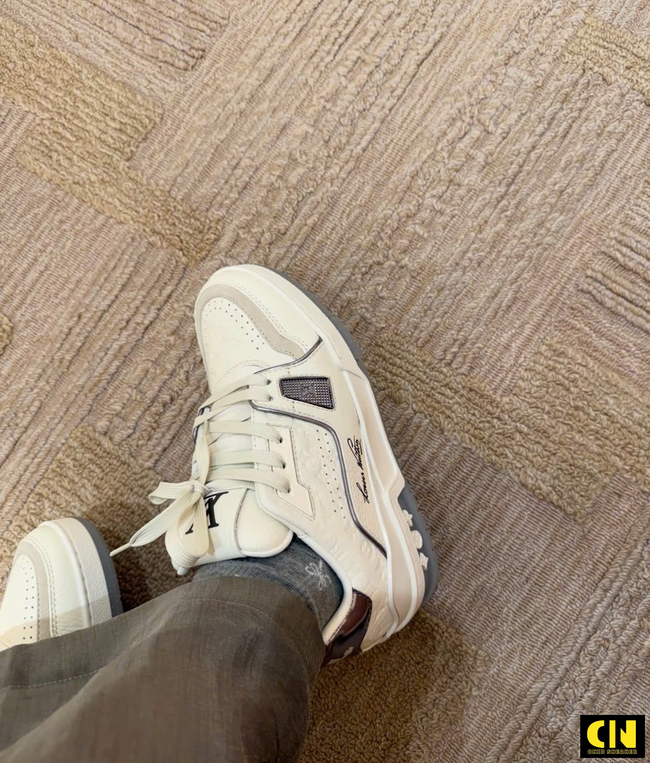 Giày Thể Thao Cổ Thấp Louis Vuitton Lv Trainer 54 Trắng Xám Dập Nổi Giày Thể Thao Cổ Thấp Louis Vuitton LV Trainer 54 Trắng Xám Dập Nổi