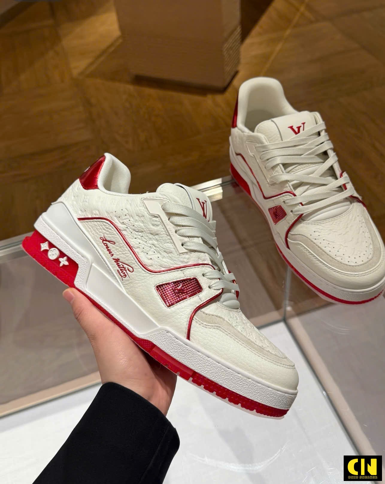 Giày Thể Thao Nam Nữ Louis Vuitton Lv Trainer 54 Trắng Đỏ Cao Cấp Giày Thể Thao Nam Nữ Louis Vuitton LV Trainer 54 Trắng Đỏ Cao Cấp