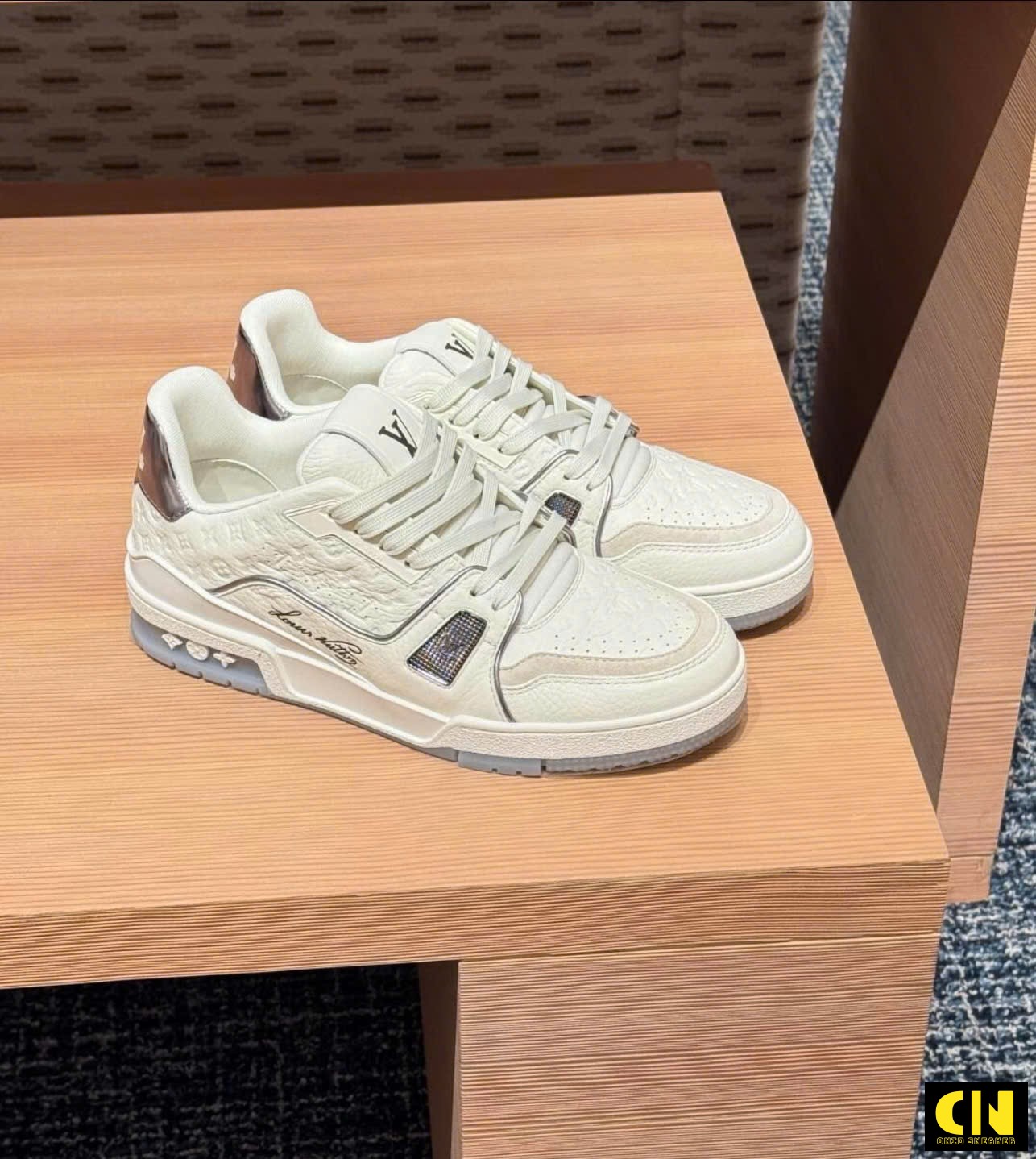Giày Thể Thao Nam Nữ Louis Vuitton Lv Trainer 54 Trắng Xám Giày Thể Thao Nam Nữ Louis Vuitton LV Trainer 54 Trắng Xám