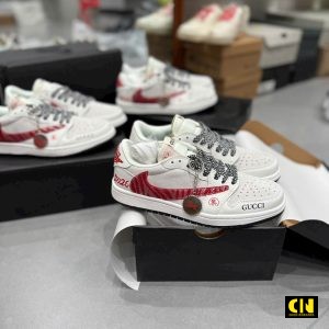 Giay The Thao Nike Jordan 1 Low Travis Scott Theu Chu Gucci Mui Giay Ban Tet 2026 Giày Thể Thao Nike Jordan 1 Low Travis Scott Thêu Chữ Gucci Mũi Giày Bản Tết 2026