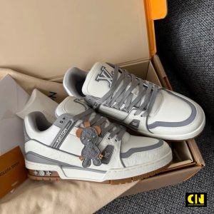 Giay Thoi Trang Louis Vuitton Lv Trainer Trang Xam Kem Moc Gau Giày Thời Trang Louis Vuitton LV Trainer Trắng Xám Kèm Móc Gấu