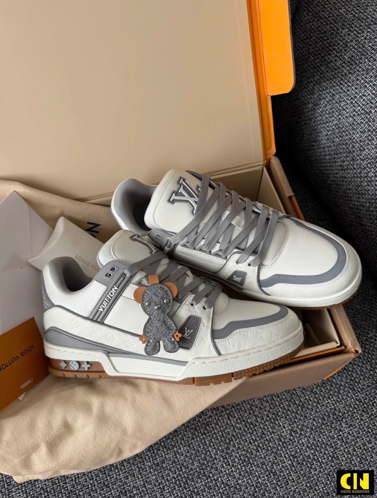 Giày Thời Trang Louis Vuitton Lv Trainer Trắng Xám Kèm Móc Gấu Giày Thời Trang Louis Vuitton LV Trainer Trắng Xám Kèm Móc Gấu