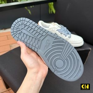 Giay Thoi Trang Nike Jordan 1 Low Travis Scott Louis Vuitton Swoosh Nguoc Da Lon Xam Giày Thời Trang Nike Jordan 1 Low Travis Scott Louis Vuitton Swoosh Ngược Da Lộn Xám
