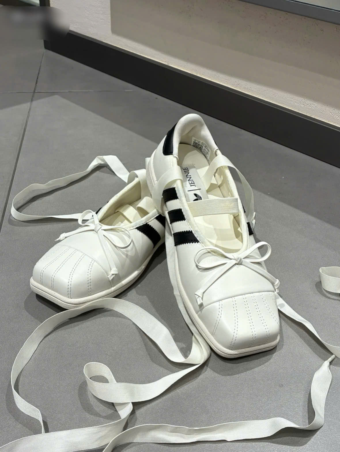 Giày Thời Trang Nữ Adidas Superstar Jennie Màu Off White Trắng Dây Ruy Băng Giày Thời Trang Nữ Adidas Superstar Jennie Màu Off White Trắng dây Ruy Băng