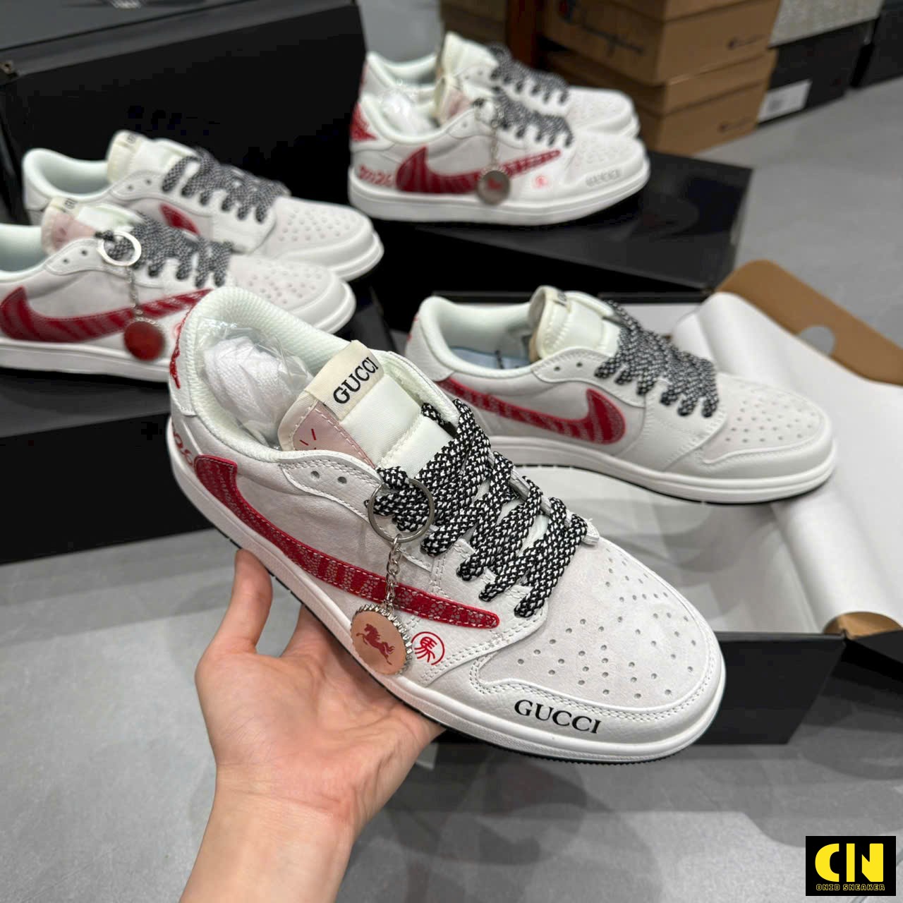 Giày Travis Scott X Gucci Trắng Đỏ Gót Thêu Giày Travis Scott x Gucci Trắng Đỏ Gót Thêu